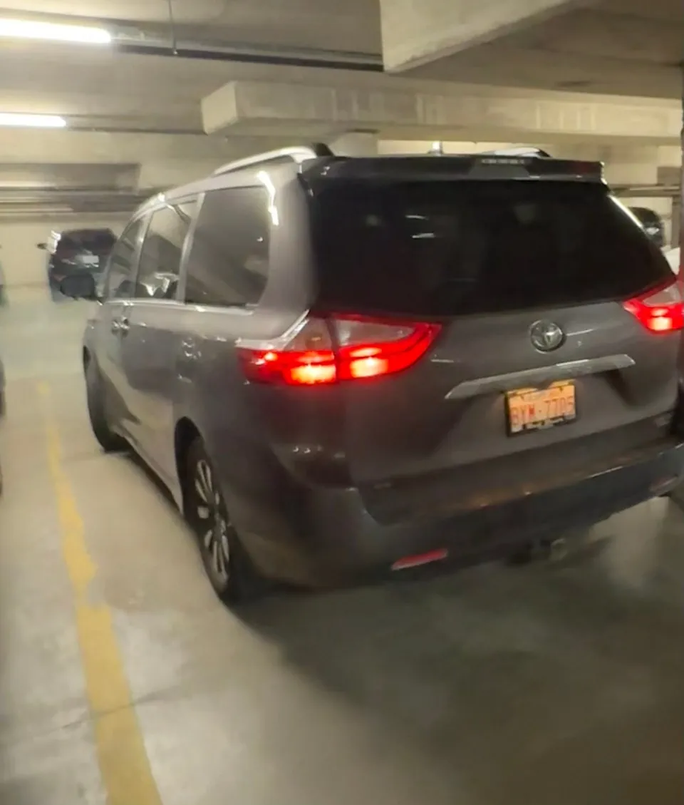 Toyota Sienna 2010 photo 2