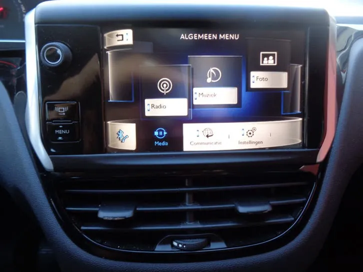 Peugeot 208 2013 photo 3