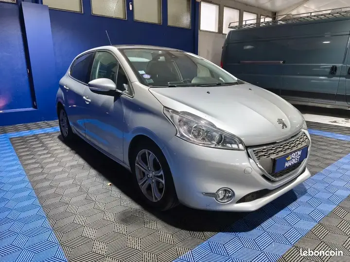 Peugeot 208 2013 photo 2