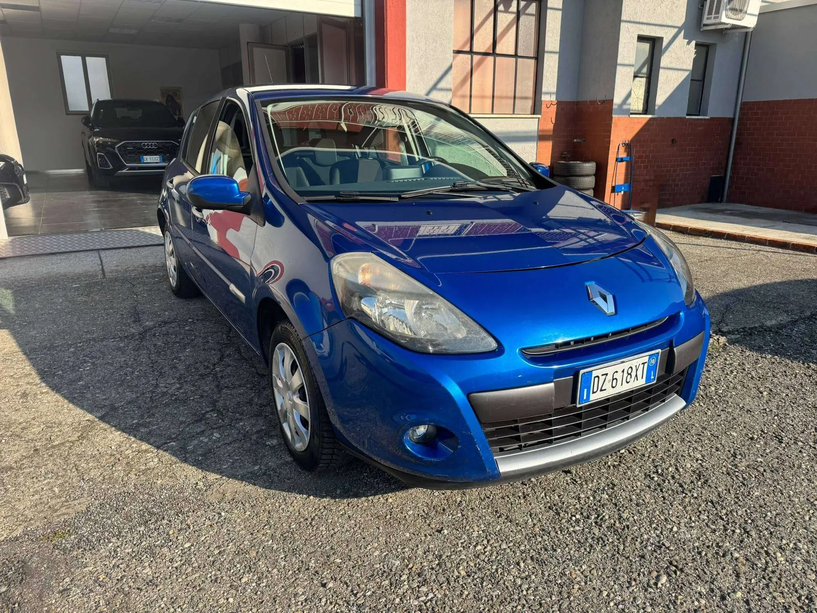 Renault Clio 2010 photo 2