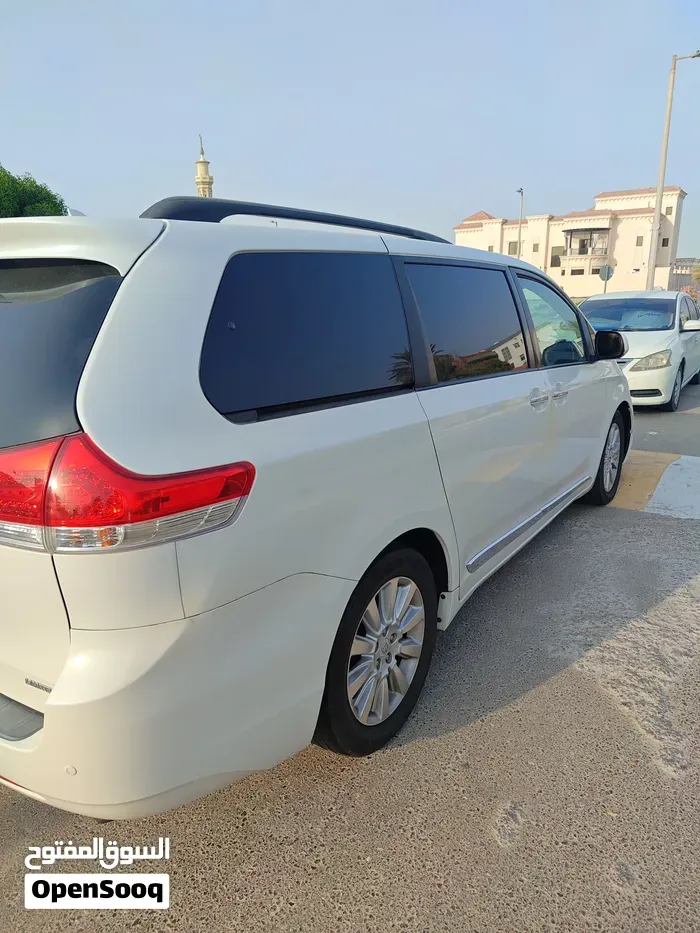 Toyota Sienna 2011 photo 3