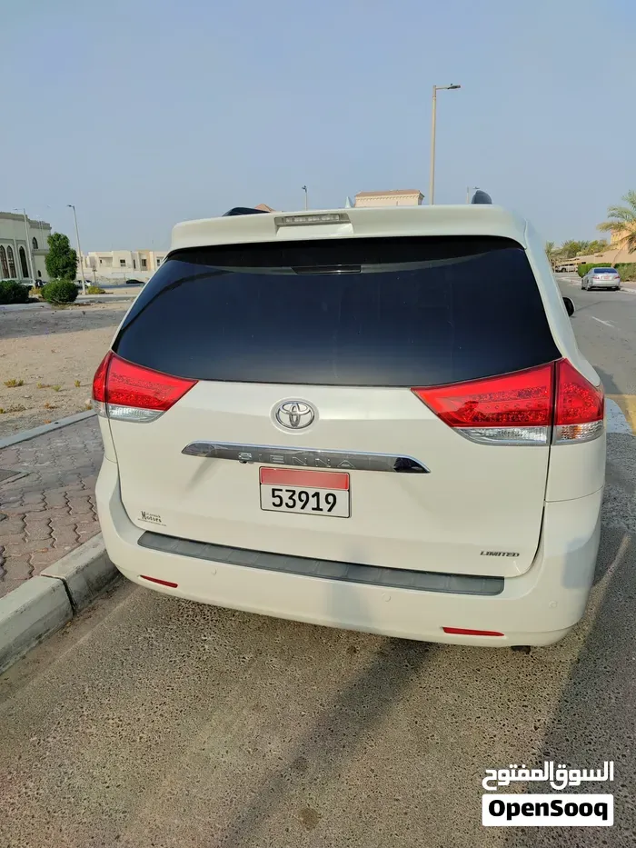 Toyota Sienna 2011 photo 2