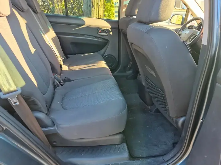 Kia Rondo 2010 photo 5