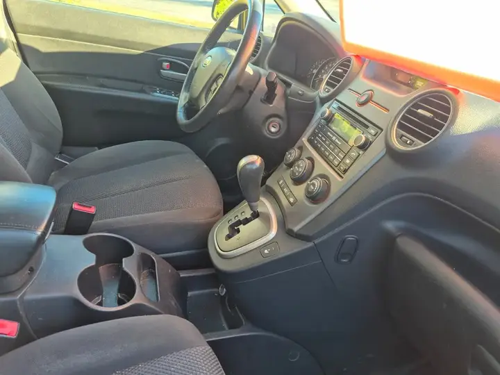 Kia Rondo 2010 photo 4