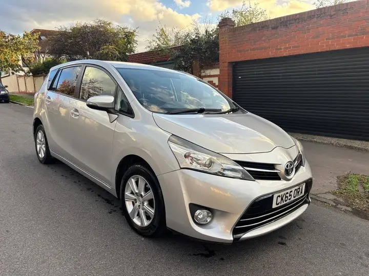 Toyota Verso 2015 photo 2