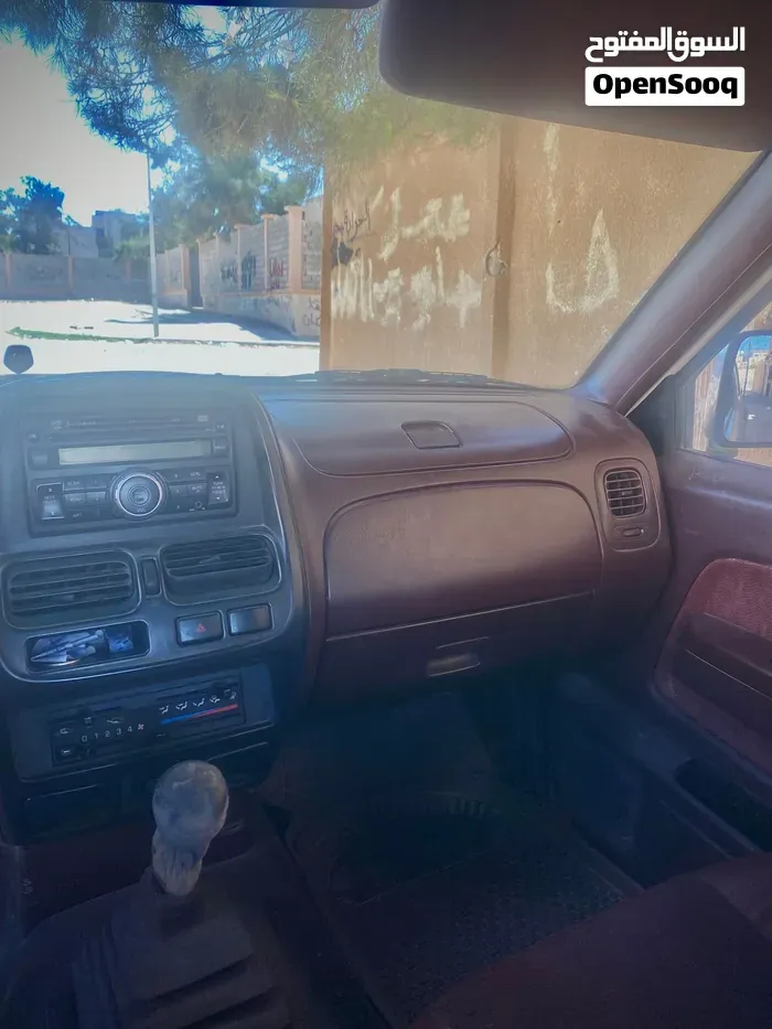 Nissan Np300 2013 photo 4