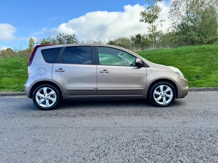 Nissan Note 2010 photo 2