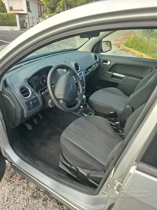 Ford Fusion 2010 photo 3