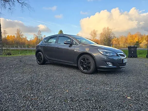 Opel Astra 2012 photo 2