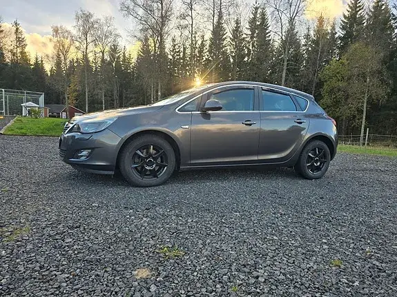 Opel Astra 2012 photo 3