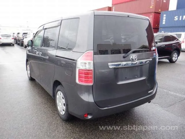 Toyota Noah 2009 photo 3