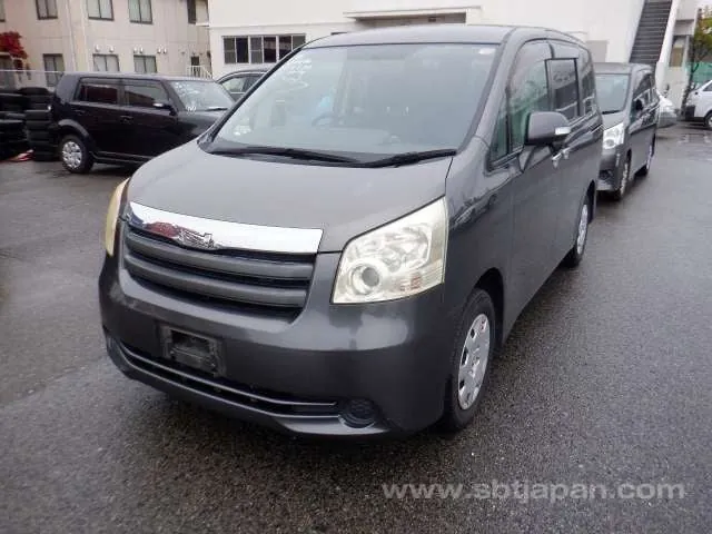 Toyota Noah 2009 photo 2