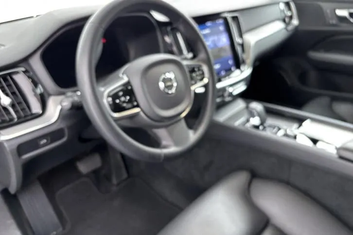 Volvo V60 2022 photo 2