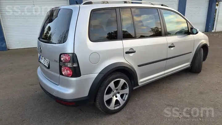 Volkswagen Cross Touran 2010 photo 5