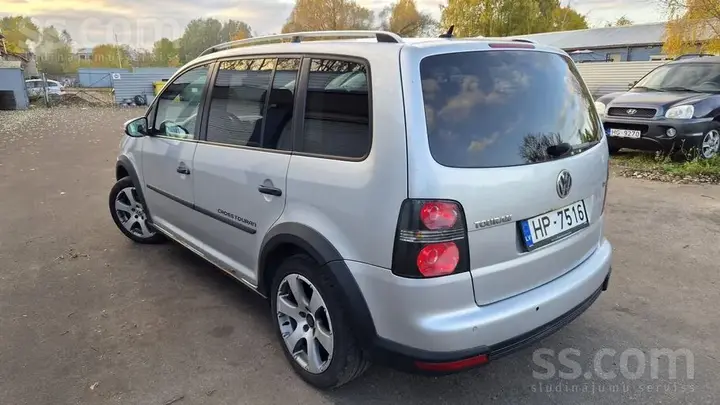 Volkswagen Cross Touran 2010 photo 3
