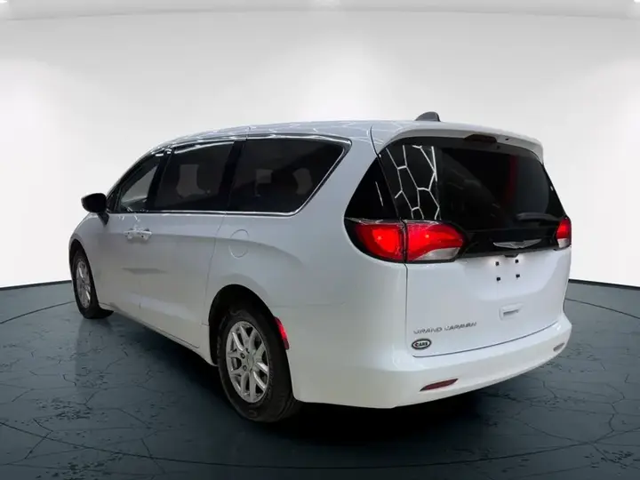 Chrysler Grand Caravan 2023 photo 3
