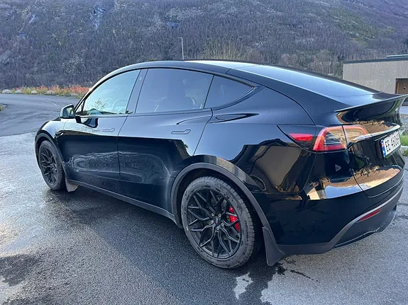 Tesla Model Y 2023 photo 2