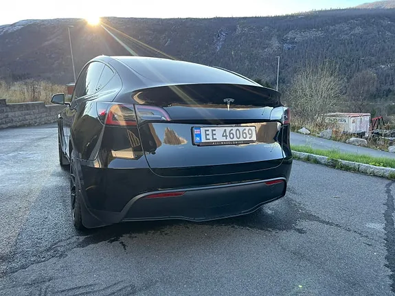 Tesla Model Y 2023 photo 3