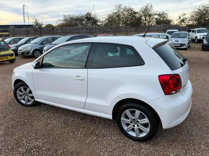 Volkswagen Polo 2012 photo 2
