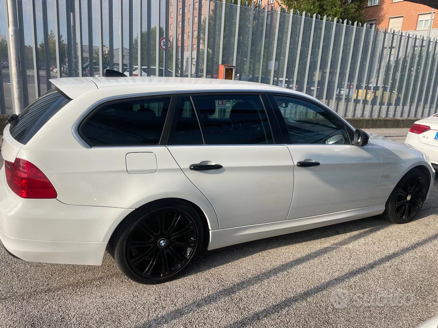 BMW 318 2010 photo 4