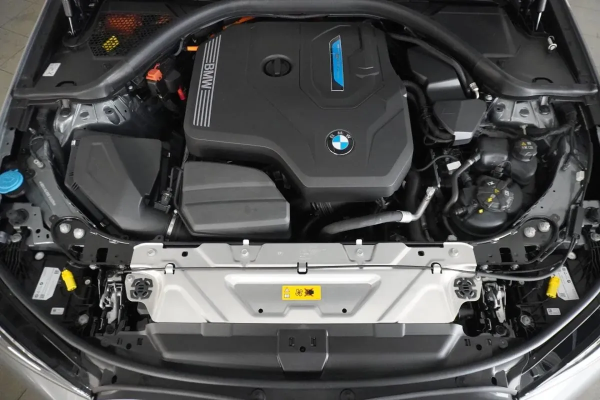 BMW 3 Series 2025 photo 2