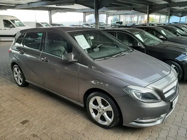 Mercedes-Benz B 180