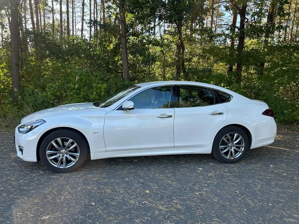 Infiniti Q70