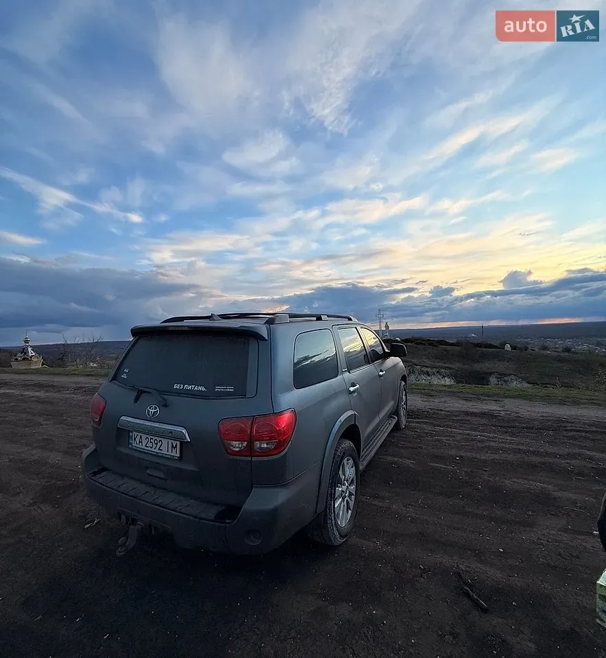 Toyota Sequoia 2010 photo 2