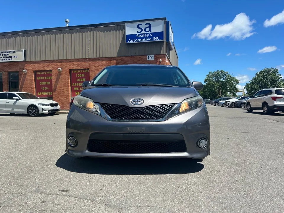 Toyota Sienna 2014 photo 2