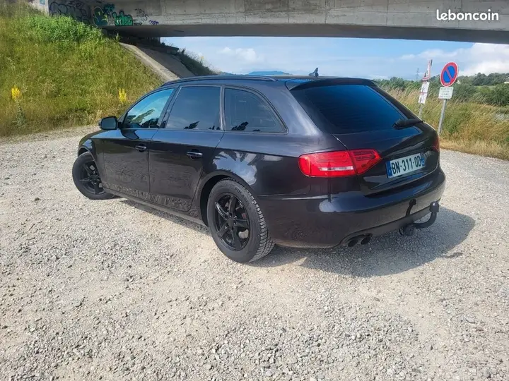 Audi A4 2011 photo 2