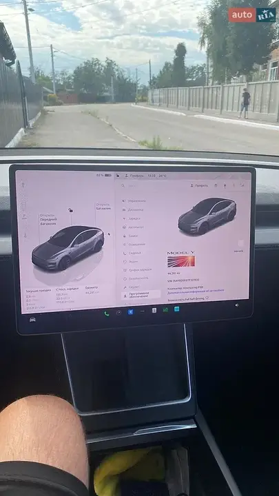 Tesla Model Y 2025 photo 2