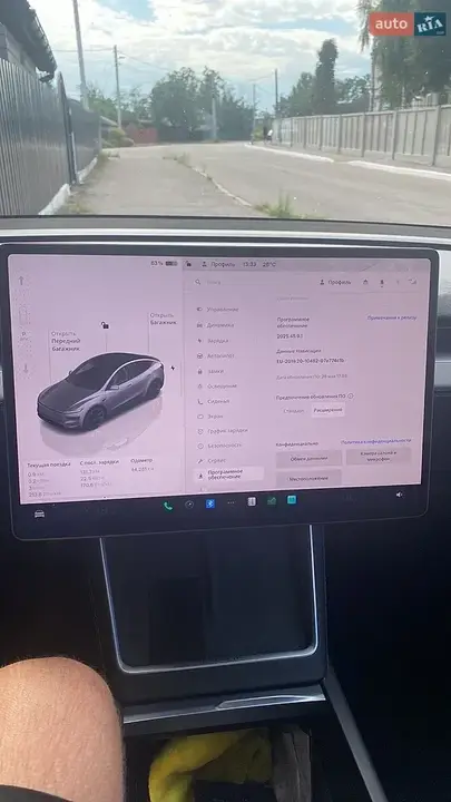 Tesla Model Y 2025 photo 4