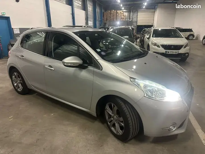 Peugeot 208 2013 photo 2