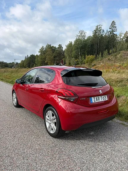 Peugeot 208 2017 photo 3