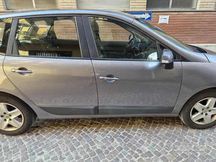 Renault Scenic 2012 photo 4