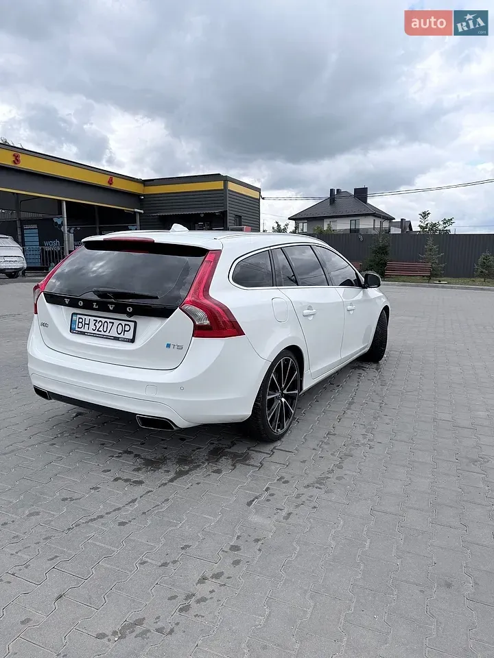 Volvo V60 2016 photo 2