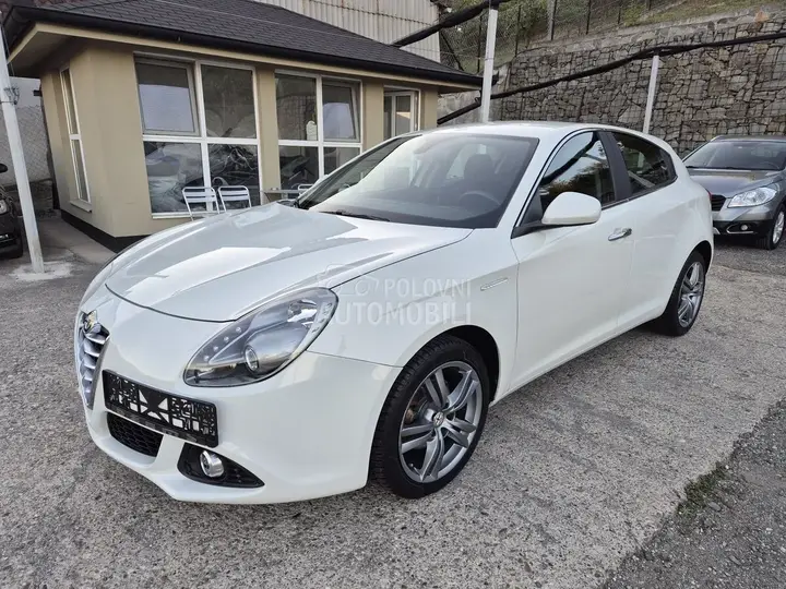 Alfa Romeo Giulietta 2014 photo 2