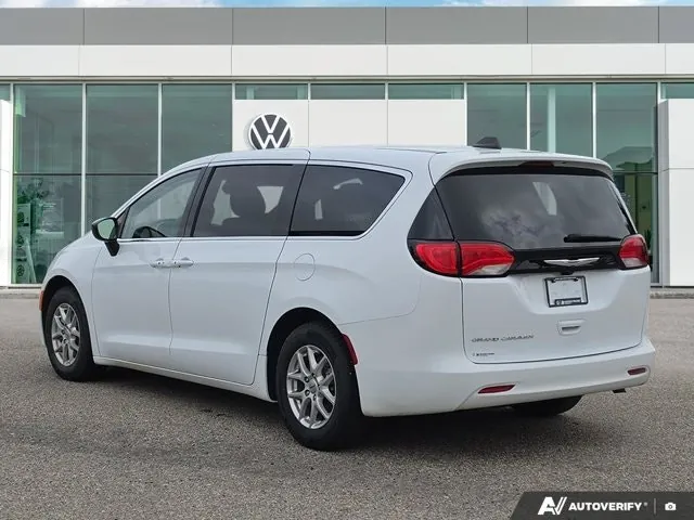 Chrysler Grand Caravan 2024 photo 3