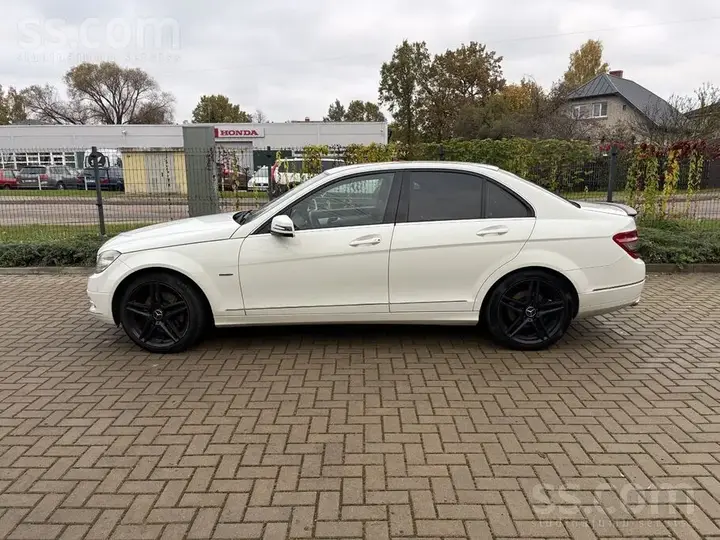 Mercedes-Benz C350 2010 photo 2