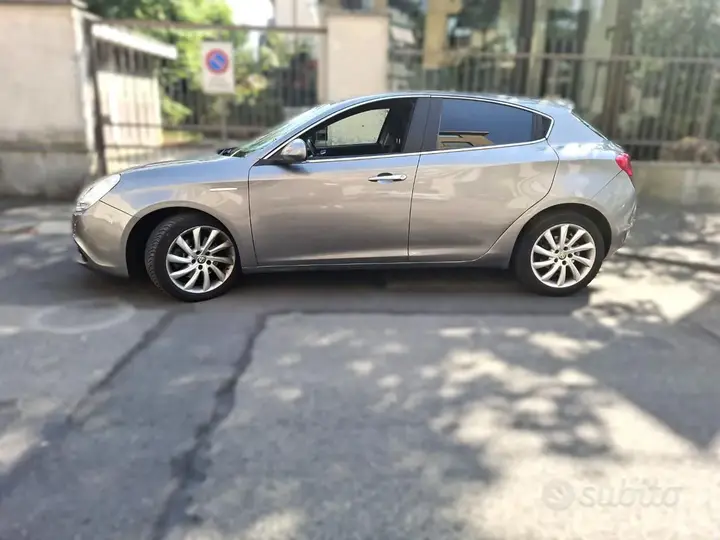 Alfa Romeo Giulietta 2011 photo 3