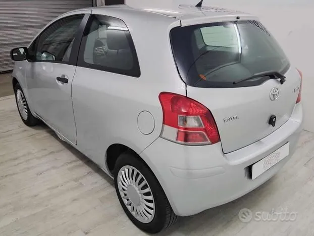 Toyota Yaris 2010 photo 2