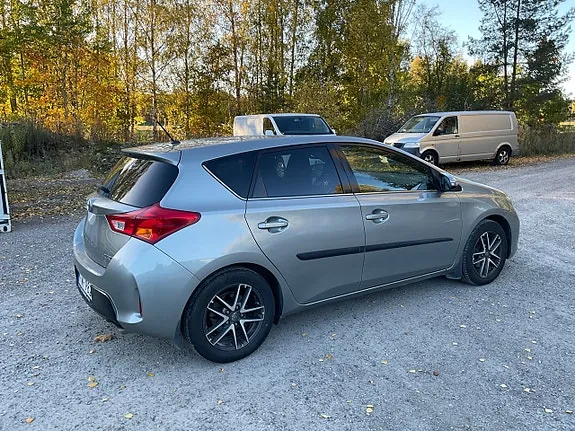 Toyota Auris 2015 photo 3