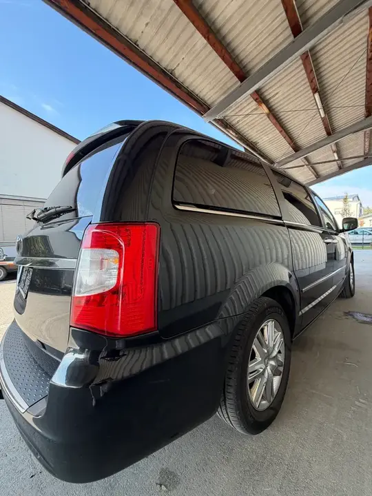 Lancia Voyager 2015 photo 2