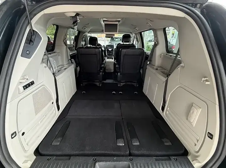 Lancia Voyager 2015 photo 3