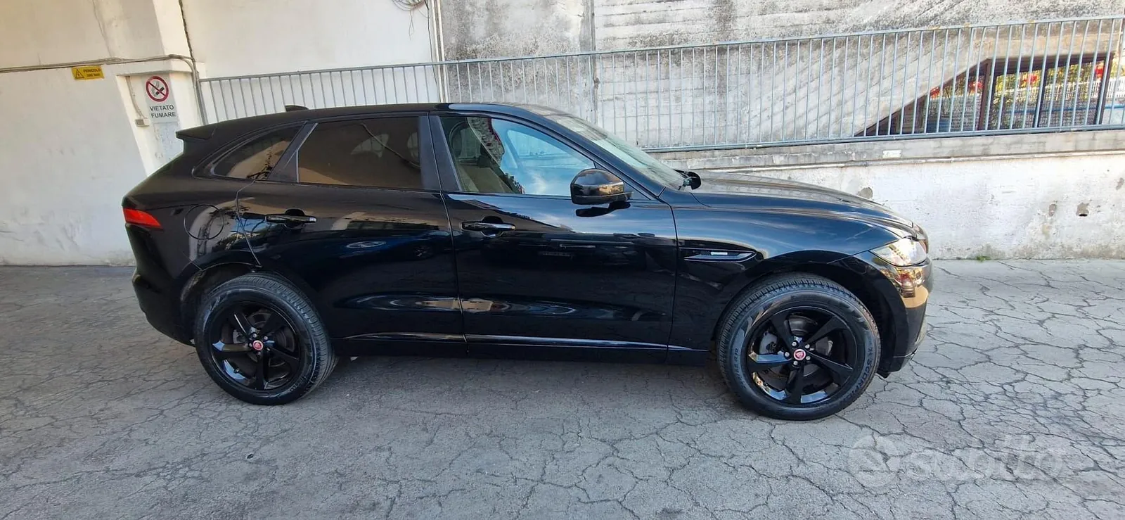 Jaguar F-Pace 2017 photo 5
