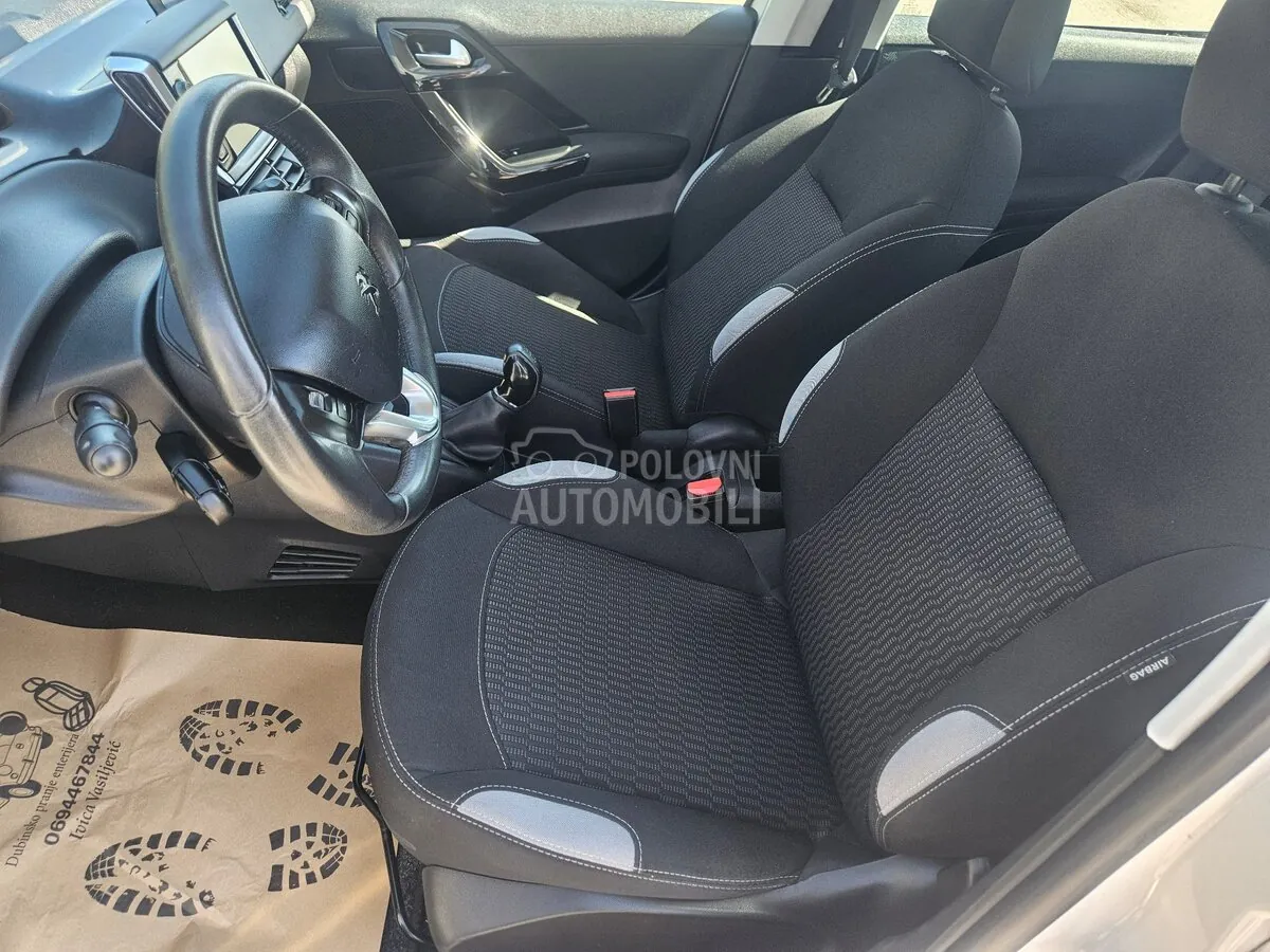 Peugeot 208 2014 photo 3