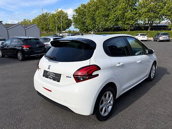 Peugeot 208 2016 photo 3
