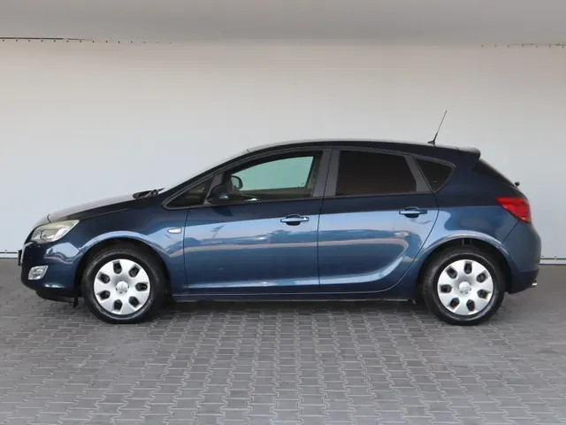 Opel Astra 2012 photo 2