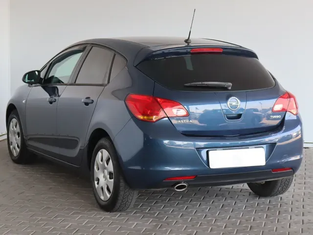 Opel Astra 2012 photo 3