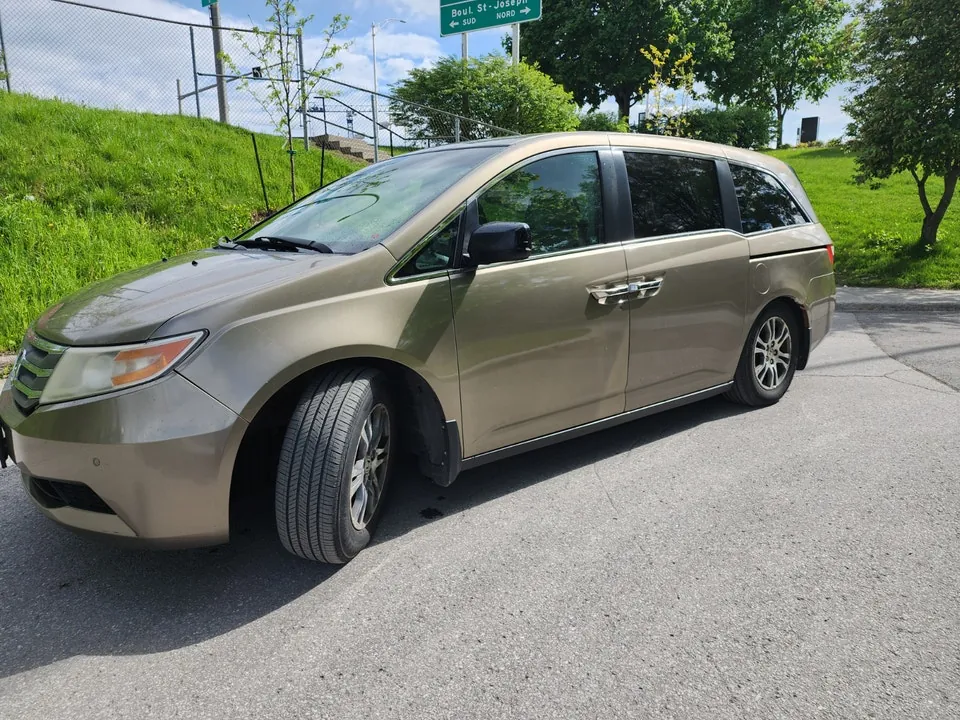 Honda Odyssey 2011 photo 2